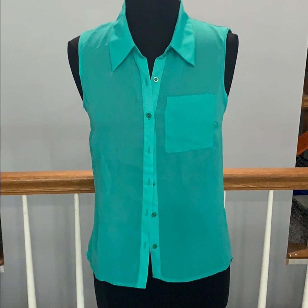 NWT Bongo Sheer Green Top size M